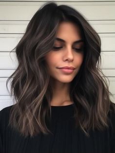 Unleash Your Inner Butterfly: A Guide to the Chic Butterfly Haircut - corte de pelo de mariposa Haircuts For Medium Length Hair, Thick Hair Cuts, Brown Hair Looks, Brown Hair Inspo, Brown Hair Balayage, Mom Hairstyles, Shoulder Length Hair Cuts, Haircuts For Medium Hair, Haircut For Thick Hair