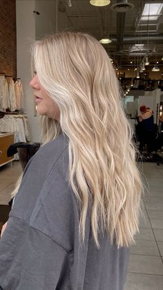 Winter Blonde With Money Piece, Blond Hair Money Piece, Blonde With Money Piece Hair, Hair Inspo Money Piece, Money Piece On Blonde Hair, Money Piece Hair Blonde, Money Blonde Hair, Blonde Balayage With Money Piece, Old Money Blonde Hair