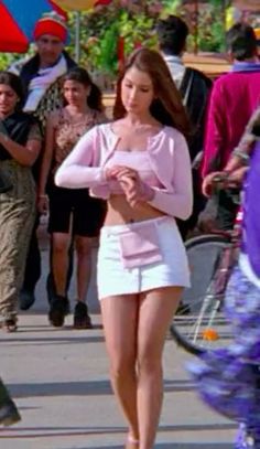 Kim Sharma, Curly 3b, 90s Bollywood Fashion, Looks Pinterest, Bollywood Outfits, Looks Party, Grunge Streetwear, Vintage Bollywood