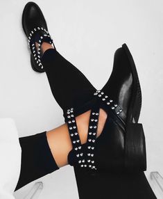 Shoe Shine, Shoe Inspiration, Shoe Inspo, Moon Boots, Kinds Of Shoes, Crazy Shoes, Shoe Obsession, Stylish Shoes, Beautiful Shoes