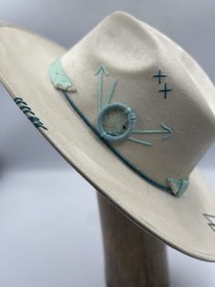 Ecco suede slow fashion, hand made in Mexico hat.  Very light, durable material, easy to travel with.  Brim size 8.5  CM Copa size 12 cm Sizes: M and L  56-60 Cm Adjustable Suede Hat With Curved Brim, Handmade Leather Hat With Flat Brim, Bohemian Leather Hat With Short Brim, Fitted Leather Summer Hat, Bohemian Leather Hat With Curved Brim, Mens Dress Hats, White Hat, Mens Dress, Dress Hats