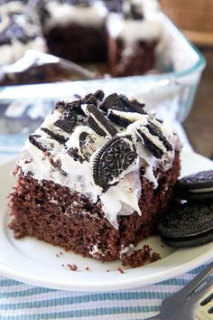 Close-up of a slice of Oreo Poke Cake on a white plate, showcasing its moist chocolate layers topped with Oreo pudding, whipped topping, and crushed Oreo cookies. Oreo Poke Cake Recipe, Oreo Poke Cake, Chocolate Box Cake, Oreo Pudding, Oreo Dessert Recipes, White Cake Recipe, Condensed Milk Recipes, Poke Cake Recipes, Poke Cakes