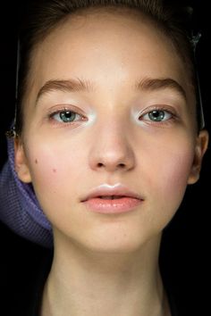 At Mary Katrantzou, Lynsey Alexander used a pale shadow to add light to the top lip and the inner corners of the eyes. Pale Lips Makeup, No Make Up Make Up Look, Pale Skin Makeup, Pale Makeup, Maria Nila, Silver Eyeshadow, Cover Girl Makeup, Runway Beauty