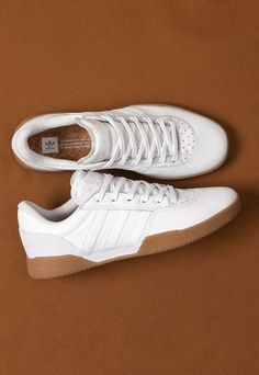 Snicker Shoes, Adidas White Shoes, Mens Spring Shoes, Urban Shoes, Sneakers Street, Adidas Shoes Mens, Adidas Skateboarding, Cream Shoes, Mens Shoes Casual Sneakers