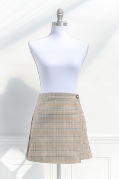 short skirts. a short skirt in light brown plaid. wrap around style. feminine short skirts. front view. amantine. Vintage Academia, Romantic Dress, Plaid Mini Skirt, Perfect Wardrobe, Big Girl, French Girl, French Fashion, Parisian Style, Wrap Style