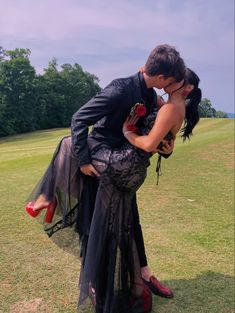 Black Prom Outfits, Prom Matching Couples, Couples Prom Outfits, Hot Dpz For Couple, Couple Prom Outfits, Prom Photo Poses, Prom Couples Outfits