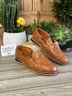 These Mexican Leather Artisanal shoes are handmade by Mexican Artisans and are the highest quality in Traditional Leather shoes. These Men's shoes are elegant and stylish and make any outfit look great. How to order your size: Example, If you wear a size 9.5 order a 9. If you are a size 9 order a 9. The sandal will mold to your feet with use, they stretch. More shoes here: https://www.etsy.com/es/shop/SoleiEthnic?ref=seller-platform-mcnav&section_id=28625897 Italian Leather Sandals, Mexican Shoes, Mens Shoes Sandals, Leather Sandals Handmade, Mens Leather Sandals, Handmade Sandals, How To Make Clothes, Sandal Fashion, Mens Sandals