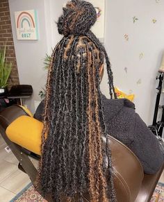 Foxlocs Hairstyles Long, Two Color Soft Locs, Soft Locs With Brown, Butterfly Faux Locs Color Ideas, Distressed Locs With Color, Soft Loc Color Combos, Individual Butterfly Locs, Brown And Black Butterfly Locs, Brown And Black Faux Locs