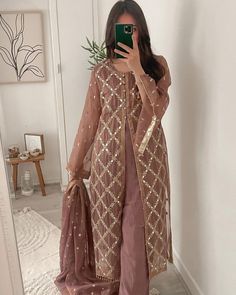 Mehndi Suit Designs, Heavy Pakistani Suits, Pakistani Wedding Guest Outfits, Function Hairstyles, Kurti Styling, Simple Dress Casual, Desi Fits, Arabian Dress