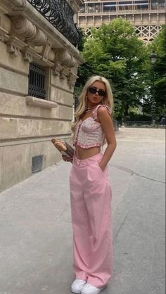 #fashion #aesthetic #outfit #pink Barbiecore Outfit, Look Rose, Movies Outfit, Pink Pants, Pink Outfits, Pink Outfit, Mode Inspiration, Looks Vintage, Barbie Clothes