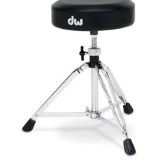 a black drum stool with chrome legs on a white background and the words dw above it