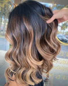 Winter Hair Dye Ideas Brunettes, 2 Shade Hair Color, January 2024 Hair Trends, Women’s Fall Hair Color, Hair Winter 2022 Trends, January Hair Color Ideas 2024, Shoulder Length Winter Hair Color, Autumn Hair 2023, Short Hair Color 2023 Trends