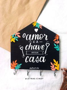 Porta chaves em madeira, preto com frase, o amor é a chave dessa casa 💖🔑 Wood Slice Crafts Diy, Hanging Decorations Diy, Wooden Key Holder, Wood Slice Crafts, Acrylic Painting Tutorials, Diy Crafts For Home Decor, Origami Easy, Wooden Crafts, Diy Wall Decor