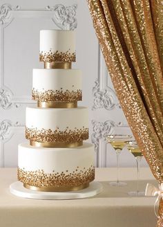 Sequin Wedding Cake, White And Gold Wedding Cake, White And Gold Wedding, Gold Wedding Dress, Bolo Fake, Modern Wedding Cake, Gold Cake