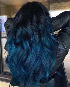 Blue ombre hair is a great way to add a bit of edge to your look without going too crazy with color. It’s a subtle way to add some fun and personality to your hair, and it can be as light or as bold as you want. Whether you’re looking for a new way to wear your blue hair, or you’re thinking about trying blue ombre for the first time, we’ve got you covered. Check out these blue ombre hair ideas for a unique look. Blue And Black Hair, Blue Black Hair Color, Blue Black Hair, Black Hair Balayage, Crimped Hair