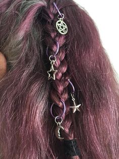 Pagan Wedding Hairstyles, Charms In Braids, Crystals In Hair, Witchy Hippie Aesthetic, Hair Wrap Styles, Hair Jewelry Diy, Witchy Hairstyles, Hair Crystals, Hair Charm