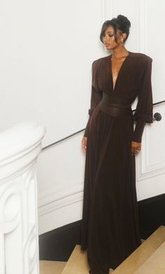 Jasmin Tookes, V Neck Maxi Dress, Ellie Saab, Sleek Bun, Elegant Dresses Classy, Pleated Midi Dress, Modest Fashion Outfits, Glam Dresses, Brown Dress