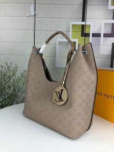 PRODUCT DETAILS Includes Shipping bags, dustbag sleeper, care manual, booklet, tag. Designer Handbags Louis Vuitton, Hang Bags, Bags Gucci, Top Handbags, Evening Clutch Bag, Vuitton Bag, Womens Purses, Sierra Leone, Bags Designer Fashion