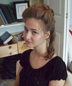 More Hairstyles: Elizabeth Swann Tutorial - The Instructions Colonial Hairstyles, 1700s Hairstyles, Historic Hairstyles, Fairytale Makeup, 1700s Hair