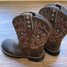 In Good Condition, Only Worn Once Cowgirl Cowboy Western Wear Ariat Country Work Wear Work Boots Ariat Womens Boots, Ariat Women, Shoe Ideas, Cowgirl Cowboy, Ariat Shoes, Cowboy Western, Western Cowboy, Work Boots, Western Wear