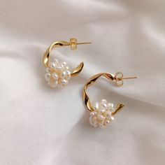 Hoop Earrings Wedding, Wedding Earrings Pearl, Golden Hoop Earrings, Pearl Cluster Earrings, Pearl Jewels, Pearl Earrings Wedding, Jewelry Accessories Ideas, Pearl Cluster, Jewelry Essentials