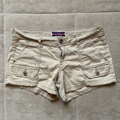 Y2K 2000 U.S. Polo Cargo Khaki Shorts With Adorable Pockets #2k #2000s #cargo #khaki #y2kfashion #2000sfashion #cargoshorts #shorts Cacky Shorts, Aesthetic Pink Y2k, Y2k Outfits Plus Size, Plus Size Y2k Outfits, Khaki Shorts Outfit, Outfits Aesthetic Men, Y2k Outfits Pink, Pink Y2k Outfit, Short Cargo Pants