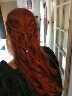 These braids remind me of Sansa Stark #HalfUpHair #GameofThrones #Hair #Braids #SansaStarkHair #RedHair Sansa Stark Hair, Celtic Hairstyles, Inspired Hairstyles, Celtic Hair, Medieval Hairstyles, Sansa Stark, Grunge Hair, Ginger Hair, Httyd