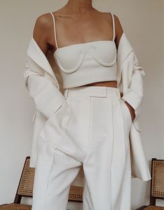 All White — MODEDAMOUR Look Disco, Minimalism Fashion, Black And White Outfit, Fashion 1970s, White Suit, Looks Street Style, Outfit Trends, Cropped Tops, Mode Inspo