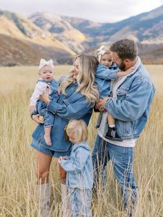 Capture beautiful memories this season with these cozy fall family photoshoot ideas! 🍁 From stunning autumn scenery to matching outfit inspirations, these tips will help you create unforgettable moments with your loved ones. Whether you’re looking for poses, locations, or outfit suggestions, these ideas will make your fall family photoshoot truly magical! 📸✨ #FallPhotoshoot #FamilyPhotography #AutumnOutfits #FallFamilyPhotos #PhotoshootIdeas Family Photo Country Outfits, Family Photos Denim Outfits, Jean Jacket Photoshoot Ideas Family, Family Pictures Gold Color Schemes, Family Coordinated Outfits, Family Photo Jean Outfits, Denim Jumpsuit Family Photos, Mens Outfit Family Photo, Denim Photoshoot Ideas Family