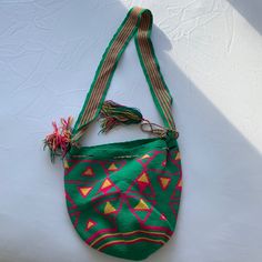 Handwoven Bag From Colombia, New Never Used Casual Green Bucket Satchel, Green Hobo Bag With Adjustable Strap And Double Handle, Multicolor Vacation Satchel With Adjustable Strap, Casual Green Hobo Bag With Handles, Woven Travel Pouch Bag, Woven Pouch Bag For Travel, Casual Handwoven Shopping Bags, Green Pouch Satchel For Summer, Green Bucket Shoulder Bag For Travel