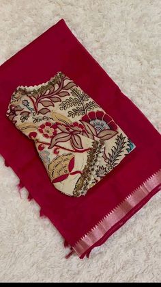 Beautiful Red Saree plain with contrast kalamkari design blouse. Red Saree Plain, Georgette Saree Blouse Designs, Sarees Combination, Saree Plain, Kalamkari Blouse Designs, Kalamkari Design, Plain Sarees, Draping Styles