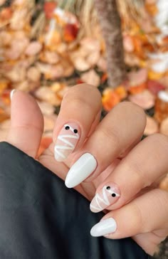 See more nail arts inspiration and tutorial in this Holloween Nails, Halloween Nails Easy, Simple Fall Nails, Halloween Acrylic Nails, Cute Halloween Nails, Pumpkin Nails, Cute Nails For Fall, October Nails, Thanksgiving Nails