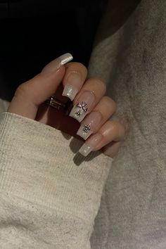 chrome nails with chrome hearts charms #chromenail #chrome #chromehearts Chrome Gem Nails, Nail Inspo Chrome Hearts, Chrome Hearts Nails Almond, Glitter Nails With Charms, Simple Nails With Charms, Chrome Heart Nails Designs, Chrome Hearts Nails, Chrome Heart Nails, Nails With Chrome