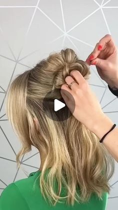 Medium Short Hair Dos, Wedding Haïr Style For Short Hair, Wedding Shoulder Length Hairstyles, How To Do A Bun With Short Hair Simple, Messy Hairdos For Short Hair, Messy Short Hair Updo, Summer Wedding Hairstyles For Guests Medium Hair, Short Hair Bun Tutorial Step By Step, Easy Chignon Short Hair