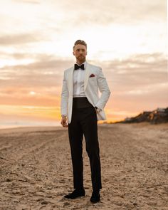 Mens Cream Wedding Suits, Dinner Jacket Wedding, White Dinner Jacket, Beach Wedding Groom, White Wedding Suit, Black Tie Dress Code, Tux Shirt, White Tux