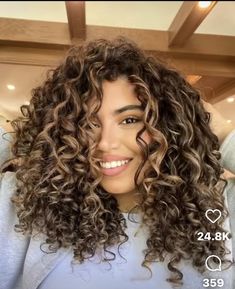 Curly Foilyage, Hazelnut Hair Color Brown Curly, Short Curly Hairstyles With Highlights, Curly Hairstyles Balayage, Carmel Highlights On Curly Hair Natural Curls, Latina Curly Hair Color Ideas, Bronde Balayage Natural Curly Hair, Mid Length Curly Hair Highlights, Curly Hair With Dimension