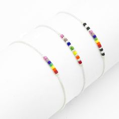 Dünnes Perlenarmband ist handgemacht mit Sterlingsilberkette und Sterlingsilberperlen. Dieses zarte minimalistische Armband ist auch mit winzigen bunten Rocailles gefertigt. Regenbogen Pride und Verbündete Armband perfekt als Geschenk und subtil für den Alltag. Minimalist buntes Armband ist in verschiedenen Längen mit einem 1 inch Verlängerungskettchen erhältlich. Auch erhältlich in Kettenlänge 15 "- 17" - 925er Silber - kleine Rocailles Perlen - In einer Box verpackt und bereit zum Geschenk Sch Ally Bracelet, Minimalist Colorful, Bracelet With Beads, Beads Christmas, Pride Bracelet, Colorful Bracelet, Bracelet Dainty, Rainbow Bracelet, Christmas Gift For Her