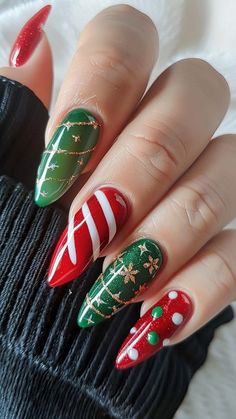 Christmas Pop Art, Xmas Nail Designs, Pop Art Nails, Candy Cane Nails, December Nails, Red Christmas Nails, Christmas Gel, Festive Nail Art, Cute Christmas Nails