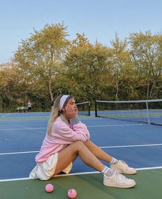 womens tennis outfit - pink top and skirt Tennis Hairstyles, Tennis Girl Aesthetic, Mode Tennis, Tennis Photoshoot, Foto Best Friend, Tennis Photography