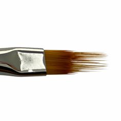 a close up of a paint brush with brown and white bristles on it's tip