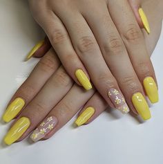 #daisynails #yellownails #handpainted #naturalnails #pastelnails #middletonnails #manchesternails #nailsbynina #nailsoftheday #coffinnails #naildesigns #notd #nailpro #nailart #showscratch #themanicurecompany #navyprotools #gelpolish #gelnails #nailsmagazine #cutenails #scratchmagazine #nailtech Nail Art Yellow, Daisy Nail Art, Gel Nail Removal, Best Gel Nail Polish, Floral Nail, Daisy Nails