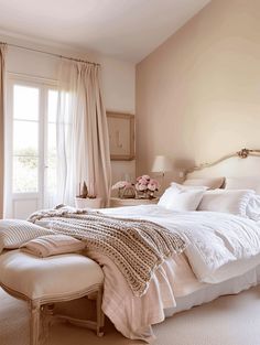 Bedroom Walls: Perfectly Harmonized Pink and White Pale Pink Guest Bedroom, Aesthetic Color For Bedroom Wall, Good Color Combinations For Bedrooms, Pastel Colors For Bedrooms, Pale Pink Bedroom, Pastel Pink Bedroom, Bedroom Inspirations Pink