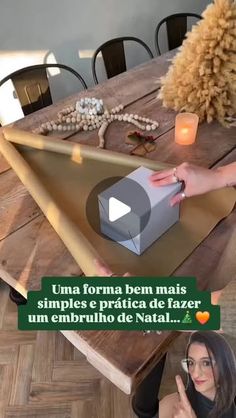 a woman sitting at a wooden table with a candle in front of her and the caption una forma ben mais simplees e pratica de fazer un embroulido de natural