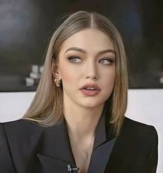 Gigi Hadid Hair Brown, Gigi Hadid Interview, Cool Tone Blonde Hair, Gigi Hadid Hair Color, Dark Blonde Hair, Shot Hair Styles, Hair Dye Colors