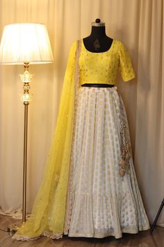 White Lehenga Haldi, Yellow Half Saree For Haldi Bride, Yellow Colour Combinations Outfit, Lahga Design Latest, Langa Designs, Haldi Dress Ideas, Haldi Outfit For Bride, Diwali Dress, Lengha Blouse Designs