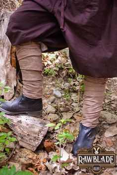 The Nuada Winingas are the perfect accessory to complete your medieval or Viking attire. Crafted from high-quality cotton, these leg wraps offer both comfort and authenticity. Ideal for LARP, Renaissance Faires, and historical reenactments, the Nuada Winingas provide warmth and protection, adding a unique historical touch to your ensemble. Easy to wrap and secure, they guarantee a snug fit for all your adventures. Enhance your authentic medieval look with these durable and stylish cotton wininga Larp Costume Diy, Viking Attire, Ren Faire Costume, Leg Wraps, Viking Clothing, Wrap Boots, Larp Costume, Historical Reenactment, Medieval Clothing