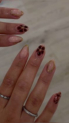 Sofisticated Nail Designs, Red Nail Charms, Nails For Egypt Trip, Builder Gel Nails Design Almond, Wedding Guests Nail Designs, Gold Accent Acrylic Nails, Fall Nails Elegant, Sade Nails Aesthetic, Gold Chrome Nail Designs