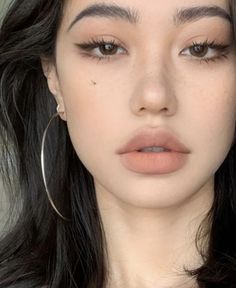 Cool Tone Natural Makeup, Unapproachable Makeup Aesthetic, Natural Earthy Makeup, Asian Almond Eyes, Igari Makeup Dark Skin, Soft Asian Makeup, Vietnamese Makeup, New Jeans Makeup, Bisexual Makeup