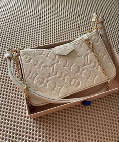 Trendy Purses, Luxury Bags Collection, Aesthetic Bags, Handbag Essentials, Foto Baby, Girly Bags, Luxury Purses, Fancy Bags, Bags Aesthetic