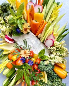 an arrangement of vegetables arranged in a wreath